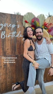 Zeynep Bastik feet photo thumbnail