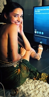 Zeynep Bastik feet photo thumbnail