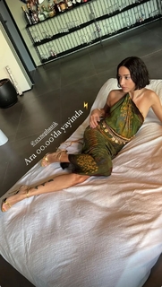 Zeynep Bastik feet photo thumbnail