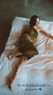 Zeynep Bastik feet photo thumbnail