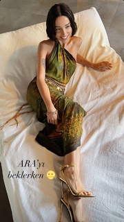 Zeynep Bastik feet photo thumbnail