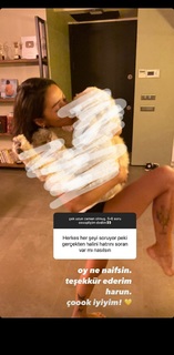 Zeynep Bastik feet photo thumbnail
