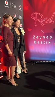 Zeynep Bastik feet photo thumbnail
