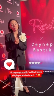 Zeynep Bastik feet photo thumbnail