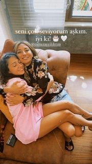 Zeynep Bastik feet photo thumbnail