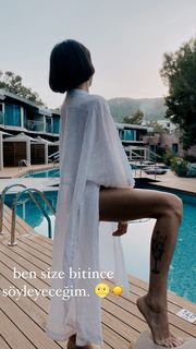 Zeynep Bastik feet photo thumbnail