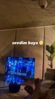 Zeynep Bastik feet photo thumbnail