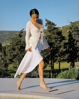 Zeynep Bastik feet photo thumbnail