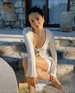 Zeynep Bastik feet photo thumbnail