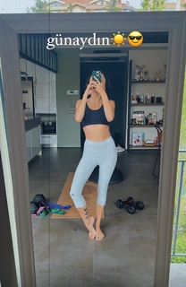 Zeynep Bastik feet photo thumbnail
