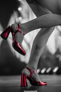 Zeynep Bastik feet photo thumbnail