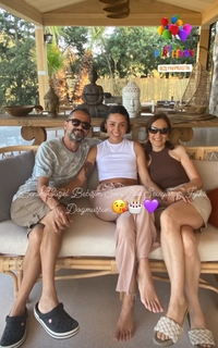 Zeynep Bastik feet photo thumbnail