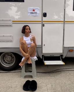 Zeynep Bastik feet photo thumbnail