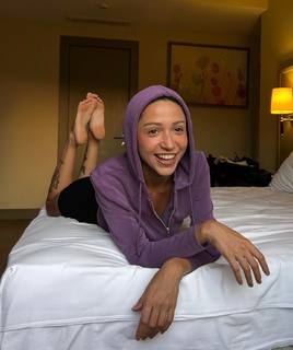 Zeynep Bastik feet photo thumbnail