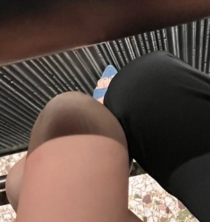Zeynep Bastik feet photo thumbnail