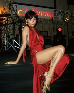 Zeynep Bastik feet photo thumbnail