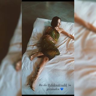 Zeynep Bastik feet photo thumbnail
