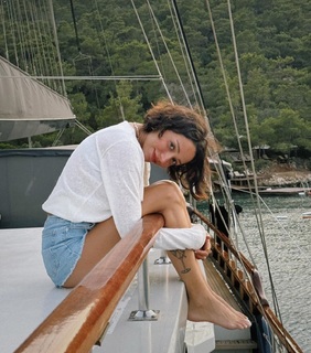 Zeynep Bastik feet photo thumbnail