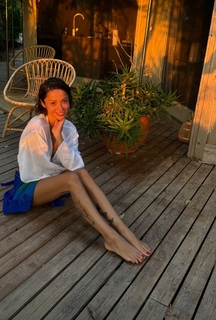 Zeynep Bastik feet photo thumbnail