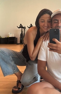 Zeynep Bastik feet photo thumbnail
