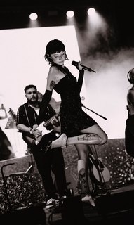 Zeynep Bastik feet photo thumbnail