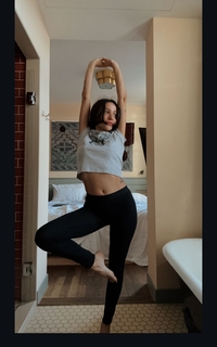 Zeynep Bastik feet photo thumbnail