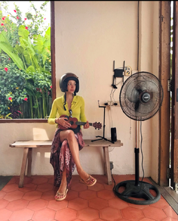 Zeynep Bastik feet photo thumbnail
