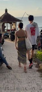 Zeynep Bastik feet photo thumbnail