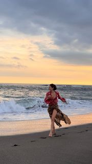 Zeynep Bastik feet photo thumbnail