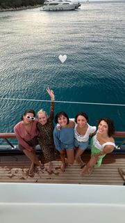 Zeynep Bastik feet photo thumbnail