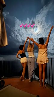 Zeynep Bastik feet photo thumbnail