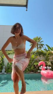 Zeynep Bastik feet photo thumbnail