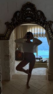 Zeynep Bastik feet photo thumbnail