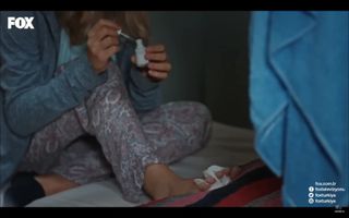 Zeynep Bastik feet photo thumbnail