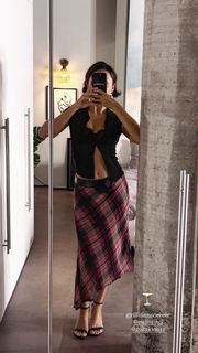 Zeynep Bastik feet photo thumbnail