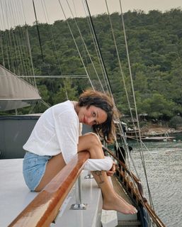Zeynep Bastik feet photo 2