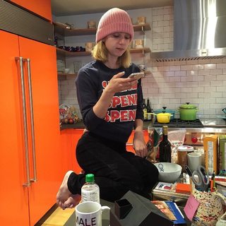 Zoe Kazan feet photo thumbnail