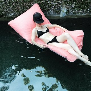 Zoe Lister-Jones feet photo thumbnail