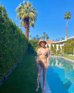 Zoe Lister-Jones feet photo thumbnail