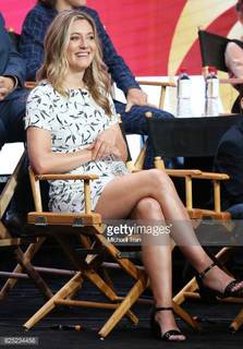 Zoe Perry feet photo thumbnail