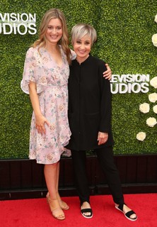 Zoe Perry feet photo thumbnail