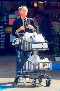 Zoe Perry feet photo thumbnail