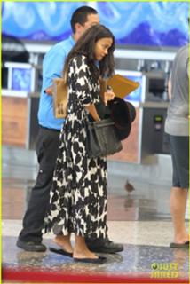 Zoe Saldana feet photo thumbnail