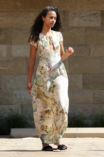 Zoe Saldana feet photo thumbnail