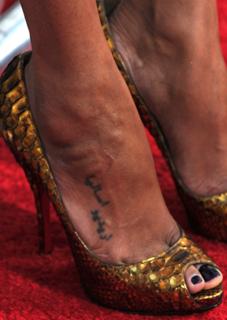 Zoe Saldana feet photo thumbnail