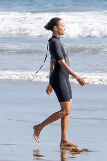 Zoe Saldana feet photo thumbnail