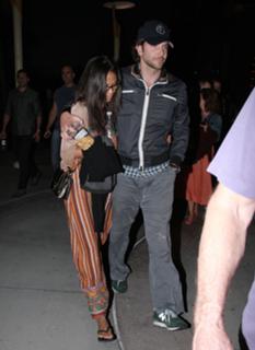 Zoe Saldana feet photo thumbnail