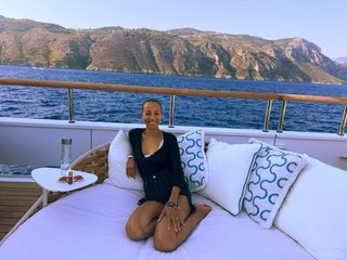 Zoe Saldana feet photo thumbnail