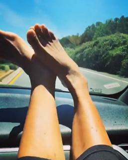 Zoe Saldaña feet photo 3