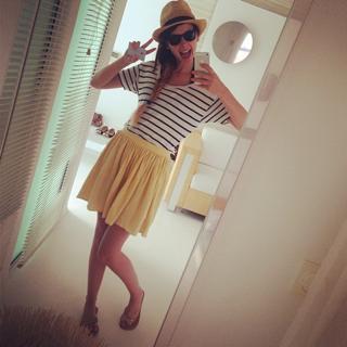 Zoe Sugg feet photo thumbnail
